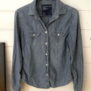 American Eagle Chambray Button Up. Size small